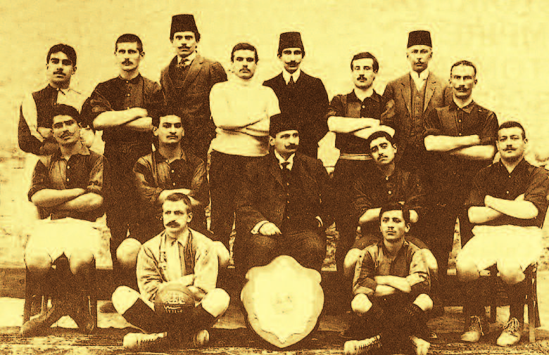 Galatasaray Tarihi 1909 İstanbul Şampiyonu Galatasaray birinci futbol takımı ve kulüp azalarının şampiyonluk şildi ile birlikte Galatasaray Lisesi'nde alınmış meşhur fotoğrafı.