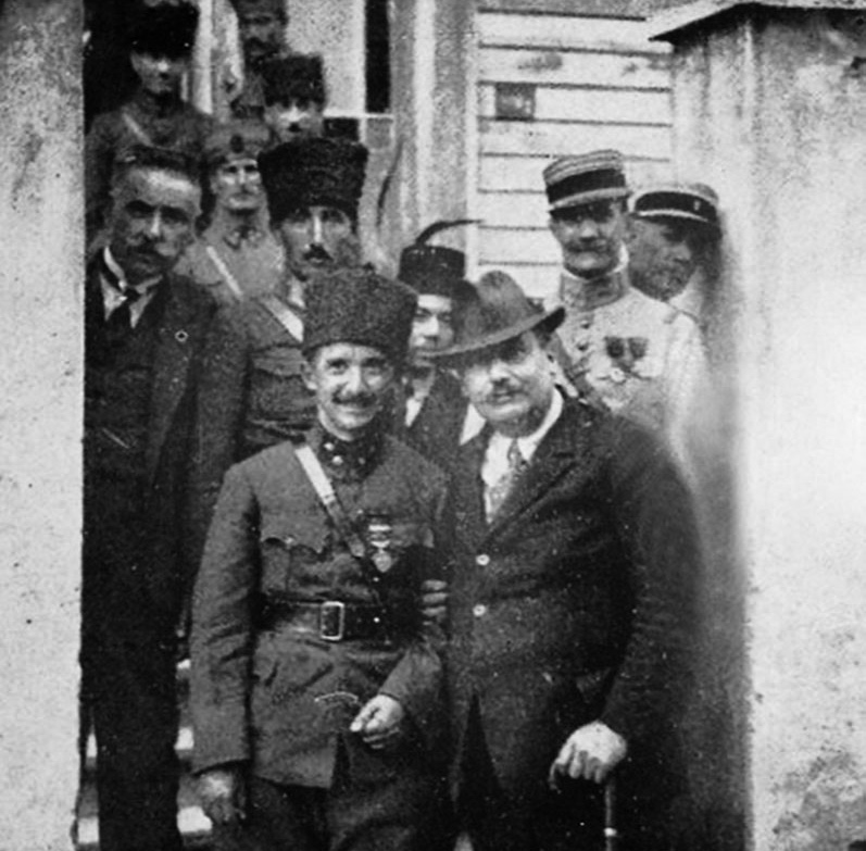 İsmet Paşa ve Mudanya Ateşkes Antlaşması (3-11 Ekim 1922) İsmet Paşa, Mudanya Mütareke Evi önünde Beylerle iki yazmandan oluşmuştur.