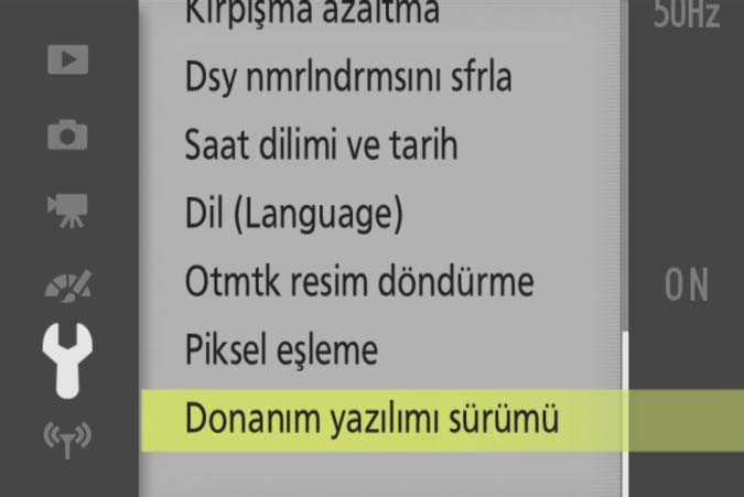 2 Geçerli donanım yazılımı sürümünü kontrol edin Fotoğraf makinenizde gösterilen menüler buradan gösterilenlerden farklı olabilir. 1 Fotoğraf makinesini açın.