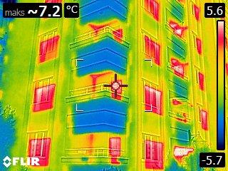 Dış Ortam Sıcaklığı: 2 C Ölçüm: 7. Balkonların daire içlerine bakan üst köşelerinde (oklarla gösterilen bölümler) ısı yalıtım malzemesi kullanılmadığı görülmüştür.