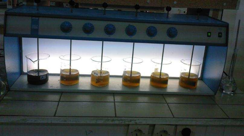 26 3.2. Fenton Oksidasyon Uygulaması Fenton oksidasyonu deneyler altı eşit cam beherin olduğu jar test düzeneğinde (Velp, FC6S) ham atıksu numunesi için 500 ml lik cam beherlerde 200 ml sıvı hacminde