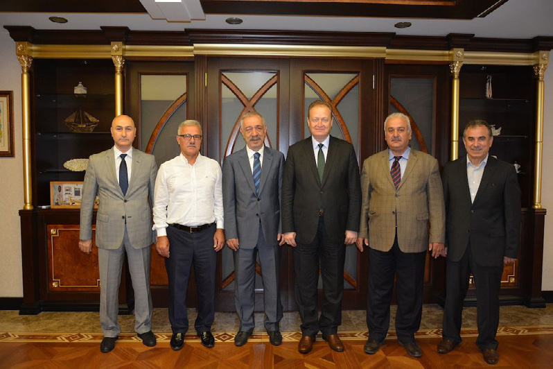 TTB HEYETİNDEN VALİ YAVUZ A ZİYARET Trabzon Ticaret Borsası Heyeti Trabzon Valisi Yücel Yavuz u makamında ziyaret etti. Ziyarette, yörenin en önemli geçim kaynağı olan fındık konuşuldu.