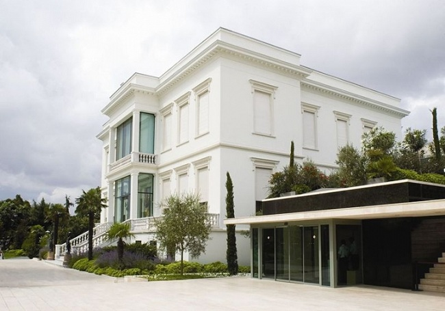 Müze Tarihi Sabancı Üniversitesi Sakıp Sabancı Müzesi, İstanbul'da Boğaziçi'nin en eski yerleşimlerinden Emirgan'da yer almaktadır.