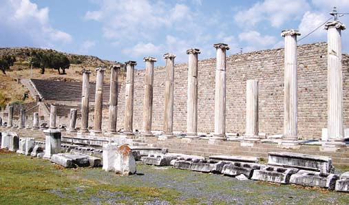 Günümüzde oldukça az bir kısmı ulaşan Bergama nın en eski tapınağı, tiyatro terasının üzerine kurulmuş. Tapınağı, II.
