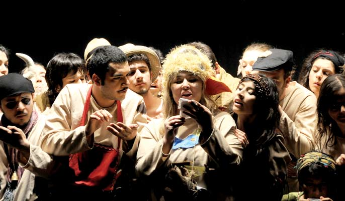 Ege Üniversitesi Tiyatro Topluluğu, bu yıl 27 Mart ta Türk Tiyatrosu nda toplumcu gerçekçi akımın önemli yapıtlarından biri sayılan Ayak Bacak Fabrikası ile seyirci karşısına çıkıyor.