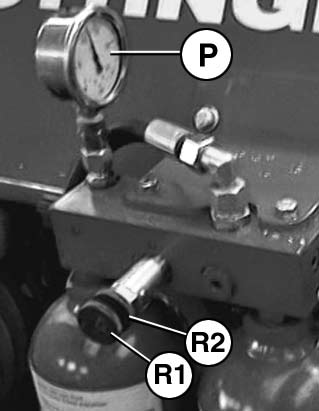 Ayarlar Hidrolik biçme tertibatı tahliyesi 6. Basınç valfını (P1) tam kapatın 10. Montaj çerçevesiyle deliğin arasındaki mesafeyi (7b) kontrol edin (14,5 cm).