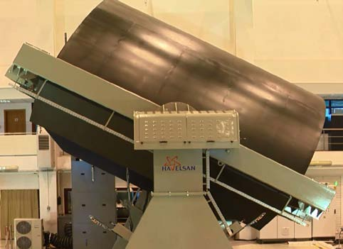 Denizaltının dinamik davranışını simüle etmek için yüksek sadakatli denizaltı matematiksel modeli bulunmaktadır. İki eksenli hareket sistemi sayesinde yalpa ve trim manevraları simüle edilmektedir.