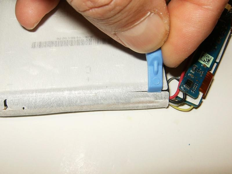 Adım 7 Pilin kablo tarafı plastik endrail