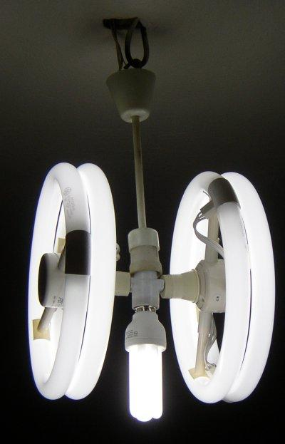 TASARRUFU ve YÖNTEMLERĠ Tasarruflu ampulleri diğer floresan lambalardan ayıran ve hızla yaygınlaģmasını sağlayan özellikleri, kullanımının kolay olması ve içersisindeki elektronik balastın