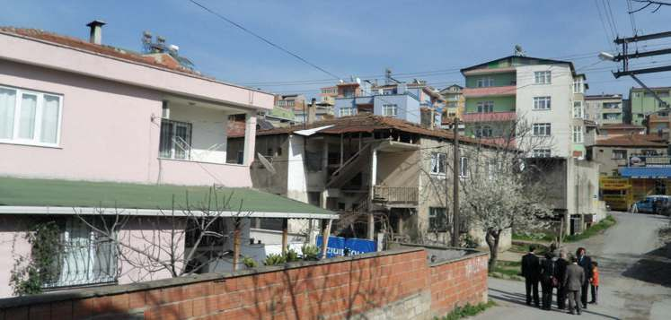 Proje alanının batısında, ticari bir aks olan Fatih Caddesi, güneyinde Marmaray istasyonu olarak yeniden düzenlenen Fatih İstasyonu, kuzeyinde bir