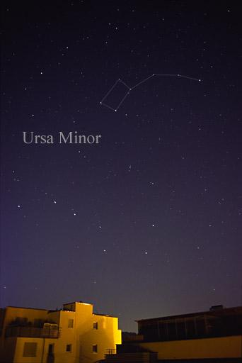 Bu resimde yukarıda Küçük Ayı (Ursa Minor Küçük Kepçe diye de bilinir) ve alt tarafta Büyük Ayı görülüyor Kutup Yıldızı (Polaris)