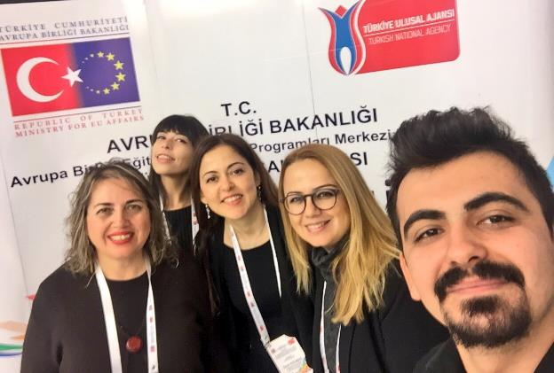100 e yakın Erasmus+ öğrencimizin katıldığı toplantıda konuk konuşmacı AB Türkiye Delegasyonu Uzmanı Esra Lagor, AB gündemi, Türkiye nin AB üyelik süreci, Erasmus+ ve Gençlik Programlarına ilişkin