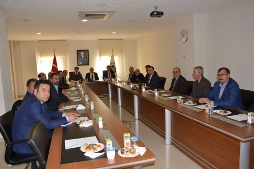 Karamanoğlu Mehmetbey Üniversitesi ne Rektör olarak atanan Prof. Dr. Mehmet Akgül ü, ziyaret eden KTSO Başkanları Rektör Prof. Dr. Mehmet Akgül'e hayırlı olsun dileklerinde bulunularak, yeni görevinde başarılar dilediler.