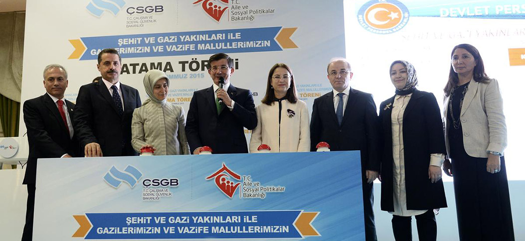 Şehit yakınları ve gaziler için iş kurası Temmuz 15, 2015-4:50:00 Başbakan Ahmet Davutoğlu, salonda bulunanlara, "Bayrama ulaşmadan önce bir bayramı daha sizlerle yapabilmek için bu atama merasimi