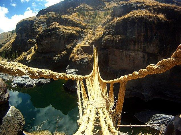 6 yüzyıl önce İnkalar tarafından inşa edilen bu köprüler, dağlar arasındaki derin ve uzun boşlukları birleştirme özelliğine sahipti.