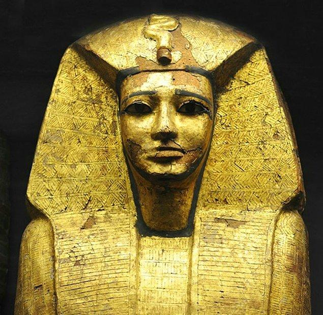 M.Ö. 2300 yılları civarında Mısır da kıymet verilen objeleri korumak amacıyla yapılan altın heykeller,