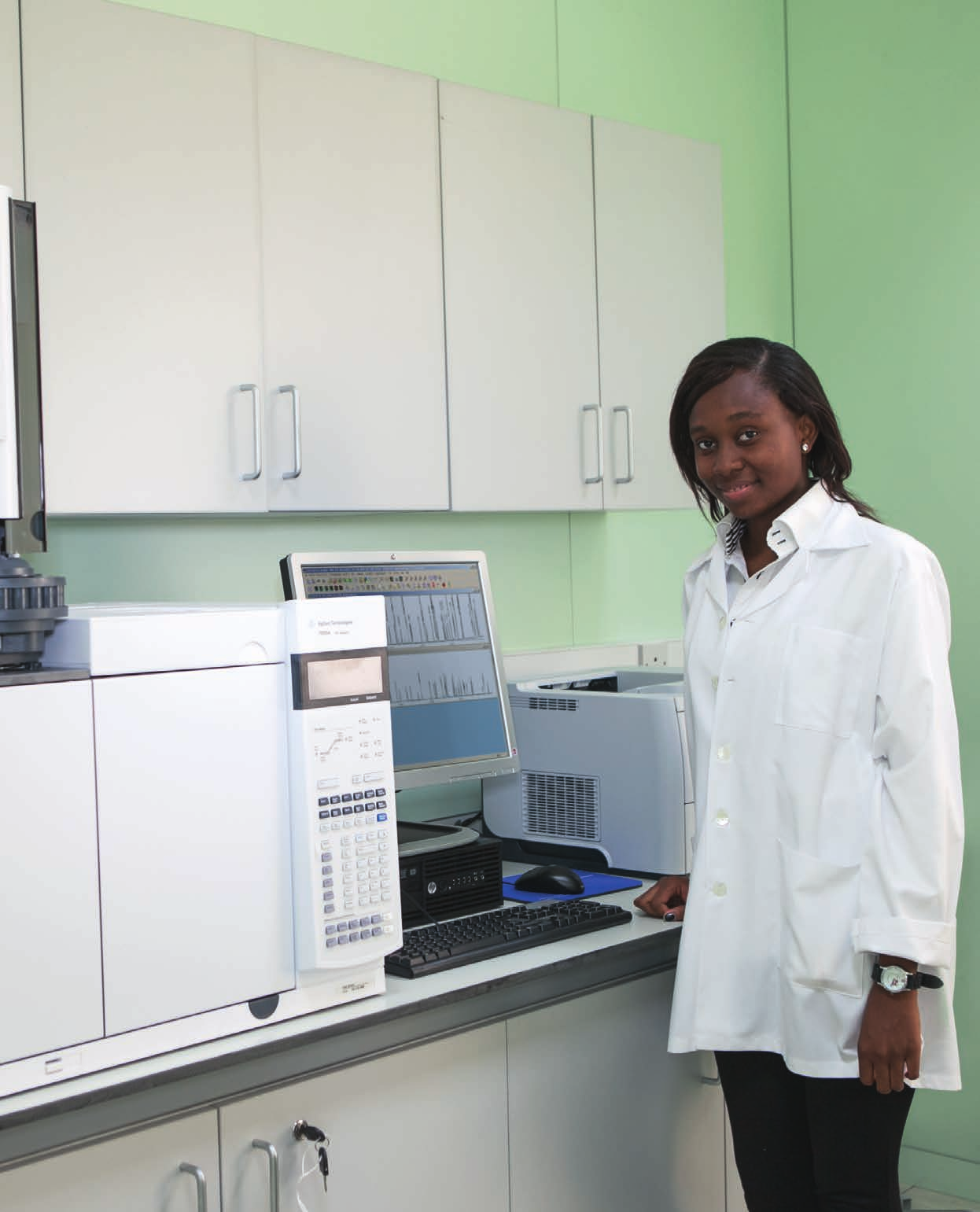 DAÜ Eczacılık Fakültesi yoğun laboratuvar uygulamaları ile üst düzey bilim insanları yetiştiriyor.