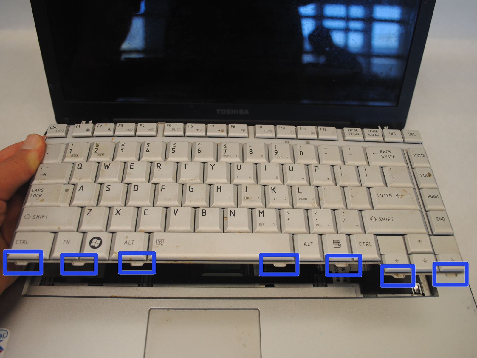 Adım 7 sekmeler davayı temizleyene kadar, hafifçe kaldırın ve ekrana doğru, ileri klavyeyi kolaylığı.
