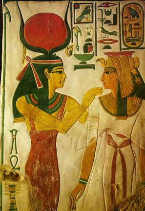 22 Resim 4.6. Tanrıça Hathor, Duvar Resmi, Mısır Onun gökyüzü tanrıçası olduğuna işaret ediyor. Sadece Tanrıça Hathor (Resim 4.6.) erkeklerinki gibi koyu bir renge sahipti.