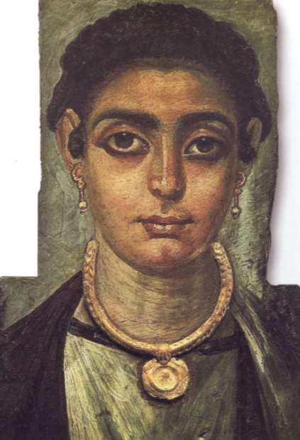 24 Resim 4.7. Feyyum Portresi, Genç Kadın, Mısır Resim de kadın figürü boynundaki altın kolye ile dikkat çekmektedir. (Resim 4.7.) Kolyenin büyüklüğü pahalılığına işaret etmekte ve aynı zamanda dönem kadınlarının takıya verdiği önemi belgelemektedir.