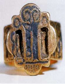 39 Resim 4.21. Evlilik Yüzükleri, 4.-5. Yüzyıl Resim 4.22. Evlilik Yüzükleri4.-5.Yüzyıl Bizans döneminde kullanılan evlilik yüzükleri üzerine evlenen çiftlerin, büyük bir haçın iki yanında ayakta betimlenen resimleri işlenmiştir.