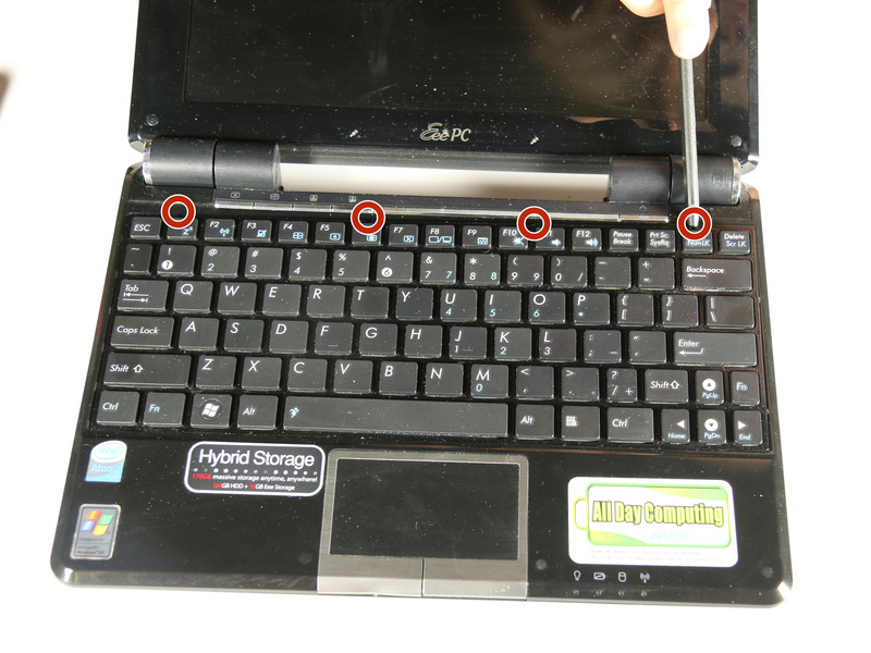 Adım 3 Tuş takımı Klavye hala klavyenin alt kenarında bulunan bir şerit kablo
