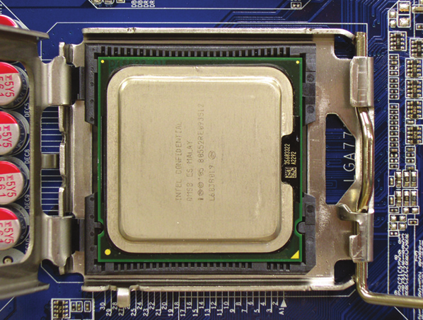 Adım 2: CPU yuvası üzerinde bulunan metal yük plakasını kaldırın.