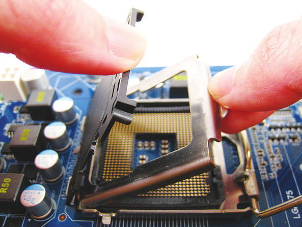 (CPU soketini korumak için, koruyucu soket kapağını daima CPU takılı değilken yerine takın.