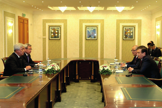 KAZAKİSTAN DIŞİŞLERİ BAKANINDAN ÖZBEKİSTAN A ÇALIŞMA ZİYARETİ 23 Aralık 2016 tarihinde Kazakistan Dışişleri Bakanı Yerlan İdrisov Özbekstan a çalışma ziyareti gerçekleştirdi. Ziyaret esnasında Y.