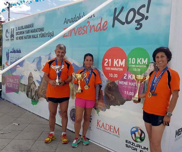 MARATONUNDA 3 KUPA Bugün Erzurum da düzenlenen 2. Uluslar arası Erzurum Yarı Maratonu ve 10km. yarışmasına katılan Bodrumlu atletler iki 1. Lik bir ikincilik aldı.