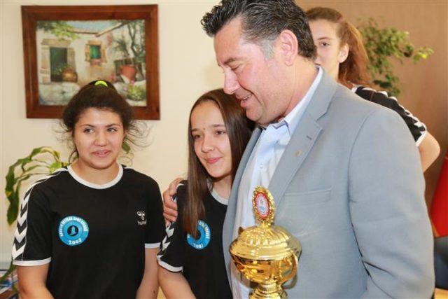 Bu yıl hem yıldız kızlar hem de genç kızlar kategorilerinde Muğla il birinciliği elde eden Bodrum İhtisas Voleybol Kulübü, Aydın da düzenlenecek olan Genç Kızlar Bölge Finalleri nde;