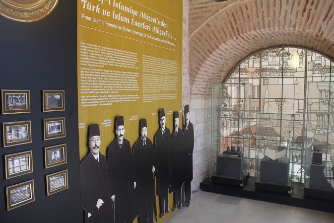 Sinem SUNTER, Mehmet NUHOĞLU Fotoğraf 13: İkinci avlu cam panel Müzenin giriş bölümünde kurucularına ait bir pano ve bu kişilerin müze envanterine bağışladıkları eserler