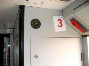 Tren dizisi içinde bir vagonun indikatörleri diğer vagonlardan farklı işaret gösteriyorsa emin olmak için el freni volanının üzerinde bulunan hava manometresine bakılır.