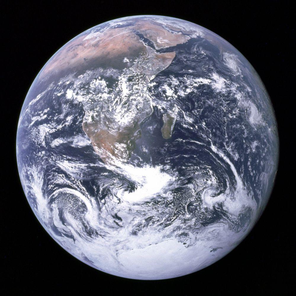 053/063 Yeryüzü ve Hrit Yeryüzünün şekli Küre? Pisgor felsefi olrk (MÖ 6.YY), Aristo gözlemlere dynrk (MÖ 4.YY) yerin küresel olduğu sonucun vrmışlrdır.
