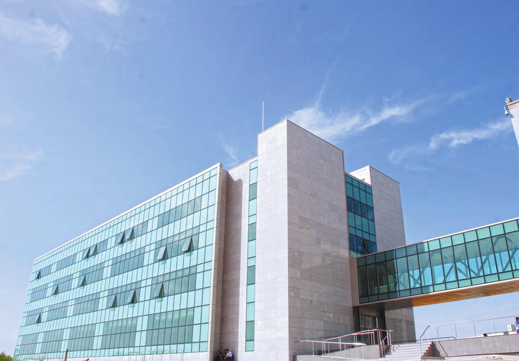 38 2.5. Fen-Edebiyat Fakültesi 1999-2000 döneminde faaliyete başlayan Fen Edebiyat Fakültesi Uşak-İzmir Karayolu üzeri 8. km de bulunan Bir Eylül Kampüsündeki binasında hizmet vermektedir.