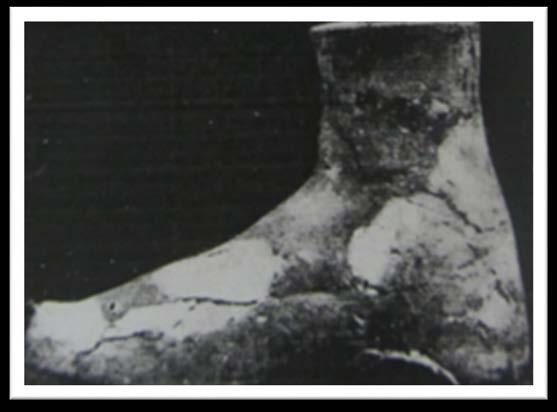 22 Resim 4.13 deki riton a göre Kahverengi hamurlu. Ucu yukarı kalkık ve düz bir tabana sahiptir. Kırmızımsı açık kahverengi, perdahlı ve boyalıdır.