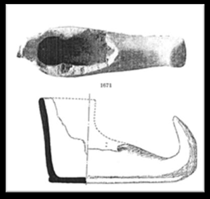 26 Resim 4.18 deki riton a göre ucu kıvrık ve uzun, kısa konçlu çizme biçimli kırılmıştır.