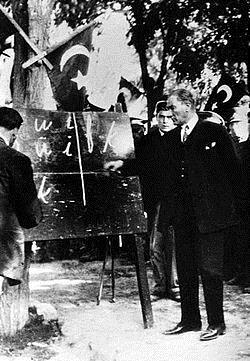 1 Kasım 1928 de Türk Harfleri Hakkında Kanun Meclis tarafından oy birliği ile kabul edilmiştir.