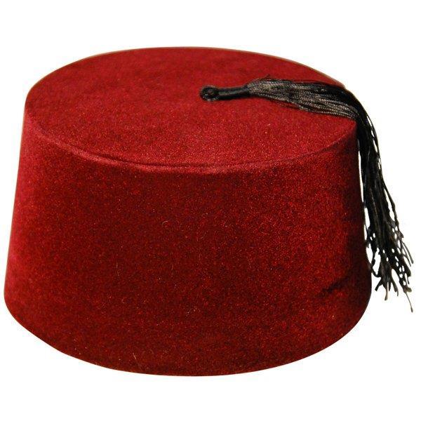 KIYAFETTE DEĞİŞİKLİK 25 Kasım 1925 yılında çıkarılan 671 sayılı kanunla bütün memurlara şapka (şems siperli serpuş) giyme mecburiyeti getirilmiştir.