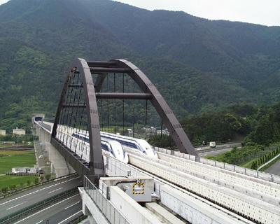 21 02 Aralık 2003 tarihinde özel Japon demiryolu şirketi Central Japan Railway e ait MAGLEV treni, başkent Tokyo nun batısındaki Yamanashi eyaletinde yapılan deneme sürüşünde 581 kilometre hıza