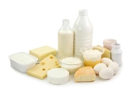 7. ÜNİTE - Beslenme İlkelerini Fiziksel Aktivite Programına Uygulamak 17 Süt ve süt ürünleri Süt; su, yağ, protein, karbonhidrat, mineraller ve vitaminlerden oluşmuştur. Ortalama olarak sütün %87.