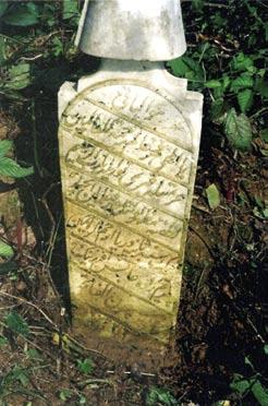 Hasan Beºe oğlu Mahmut Beºe'nin ölüm tarihi 1703'tür. Beºe ünvanı, Osmanlıda paºa ünvanının alt türü olarak kabul edilmektedir. Be- ºe'nin lügat karºılığı büyük erkek evlat ºeklinde olup, 13. ve 14.
