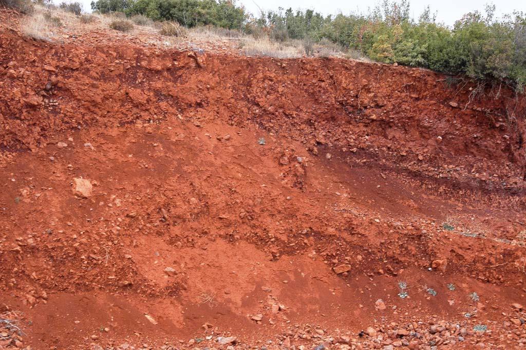 Kırmızı rengini bünyesindeki hematitten alan Terra Rosa topraklar (Kırmızı Akdeniz Toprağı) da killi yapıya sahiptir.