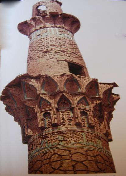 9 İran da büyük Selçuklular zamanında çininin kullanılmaya başladığını gösteren en eski örnek, Damgan Mescid-i Cuması dır. Fotoğraf 1: Isfahan Sareban Camii Minaresinde tuğla ve sırlı tuğla bezeme.