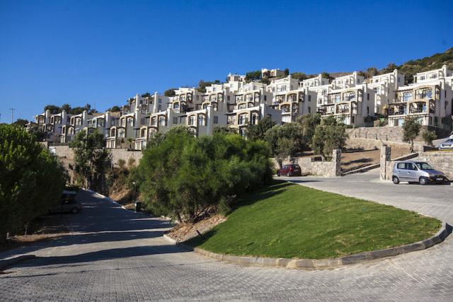 ürün Tanitim Site içinde deniz manzaralı sakin ve huzurlu konumda yeni villa Gündoğan, Bodrum merkeze yalnızca 25 km uzaklıkta tarihi bir yerleşim merkezi.