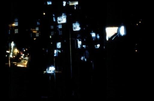 176 Resim 4.4 Tschumi, Cam Video, Gece yüzey imgesi, [Tschumi, 2003] Tschumi nin Video Galeri tasarımı yüzey etkileri ve niteliği bakımından bir ekran gibidir.
