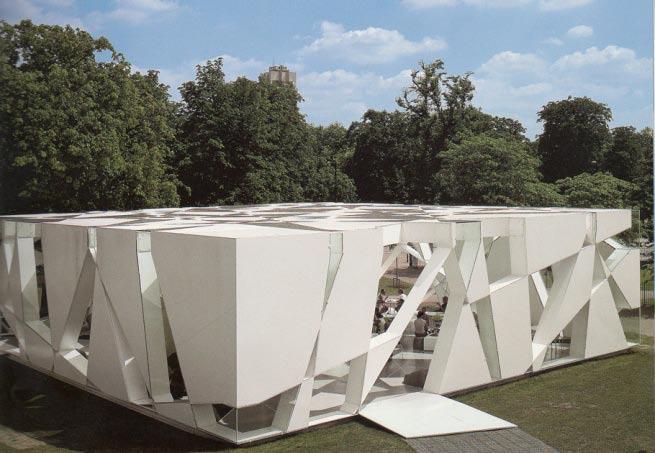 Serpentine Galerisi, strüktürün ve bezemenin mekânı olarak yüzey [El Croquis, 2005] Serpentine Galerisi strüktürel sisteminde Balmond için önemli olan durum geometrinin hareketliliği duygusunun