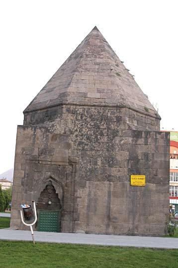 Kitabesi : Kümbetin batı cephesinde dikdörtgen pencerelerin üst kısmında yatık dikdörtgen şeklinde yer alan, kabartma olarak tek satır halinde yazılan kitabede; Bu türbe merhum emir Sadreddin Ömer