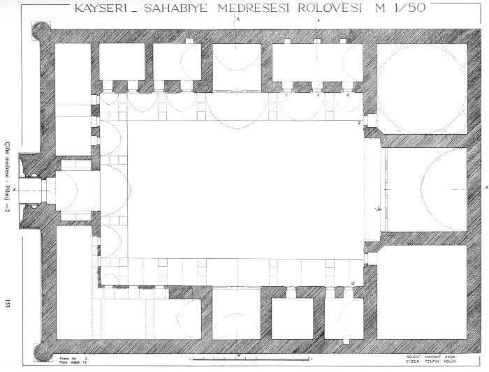1267-68 Plan ve mimari özellikleri : Kuzey-güney doğrultusunda uzanan yapı, revaklı açık avlulu, üç eyvanlı, dikdörtgen şeklindeki medrese, karşısındaki mescit ve çeşmesi ile bir külliye teşkil
