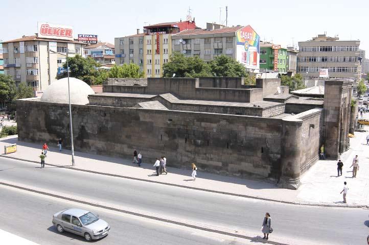 taç kapı üzerindeki beyaz mermerden kitabesidir.